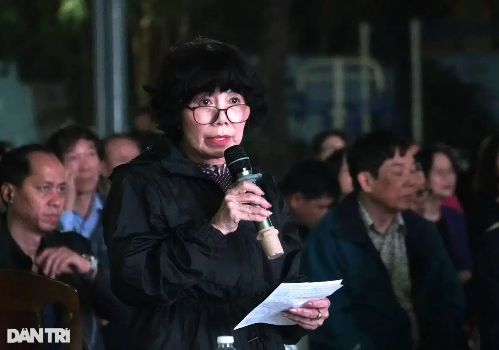 Bà Đỗ Kim Vinh đại diện cho một số hộ dân ở tòa G6A Thành Công nêu ý kiến tại hội nghị (Ảnh: Hà Mỹ).